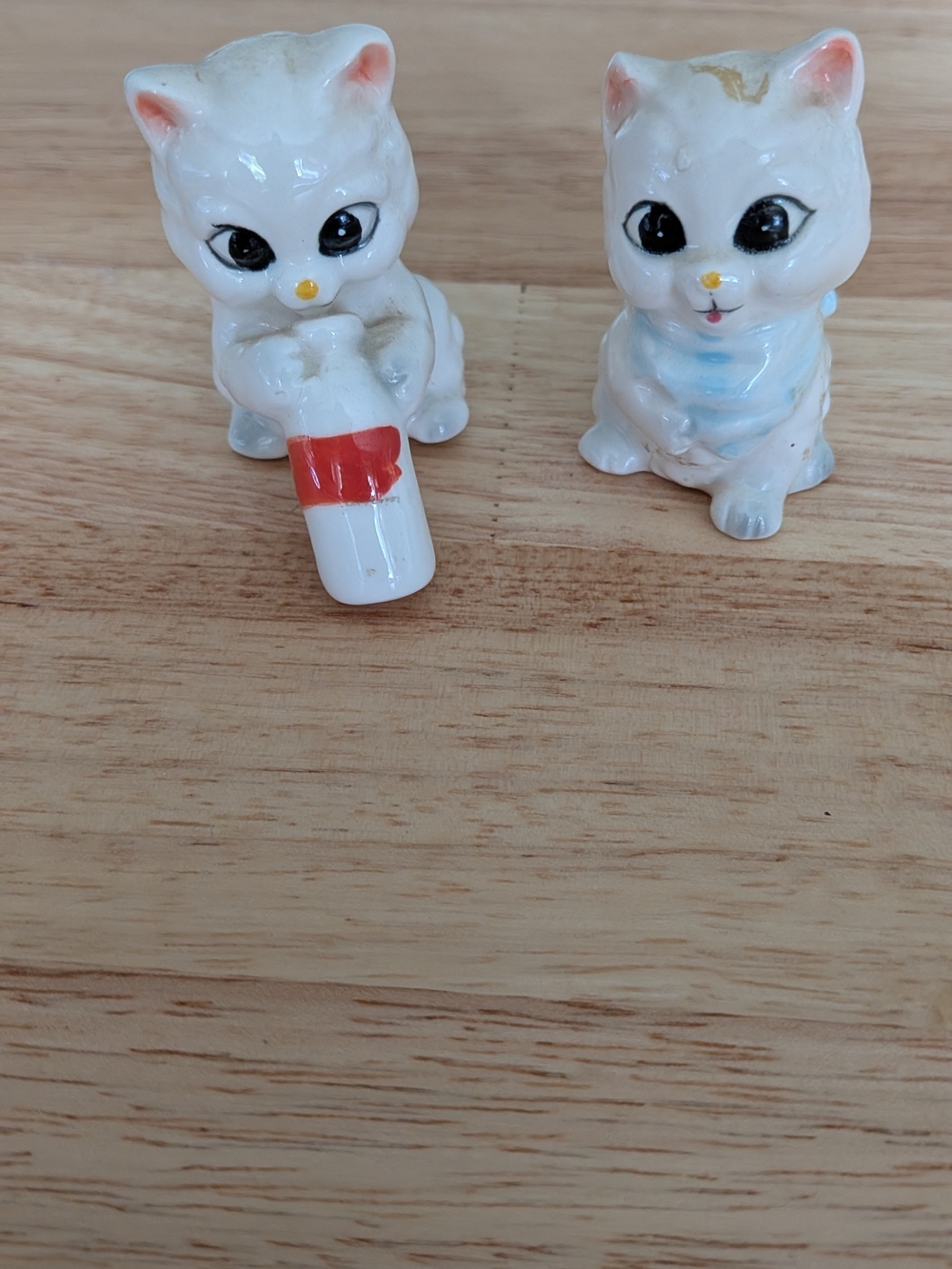 Vintage Kitsch White Cat Salt & Pepper Shakers Ceramic Figurines